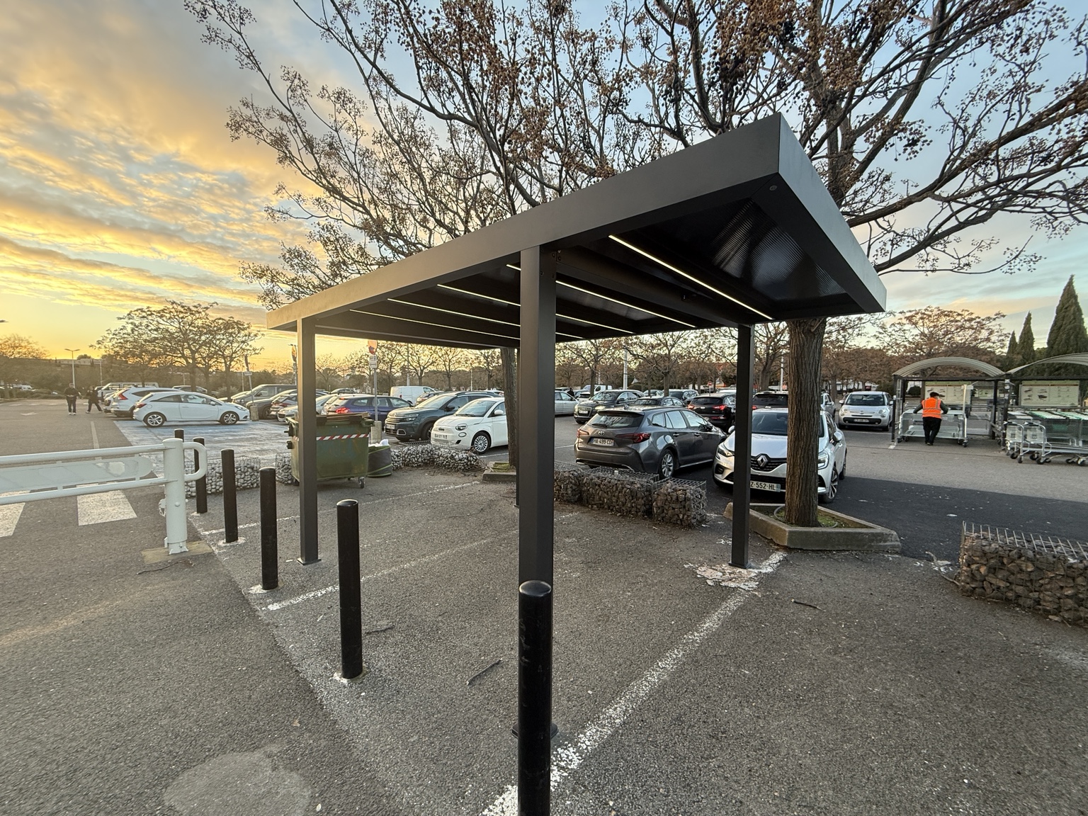 Abri métallique contemporain réalisé par LTS