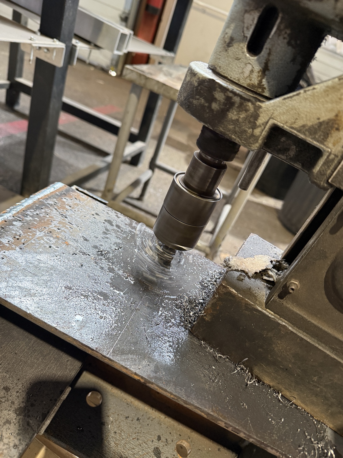 Perçage de pièces acier dans l'atelier LTS