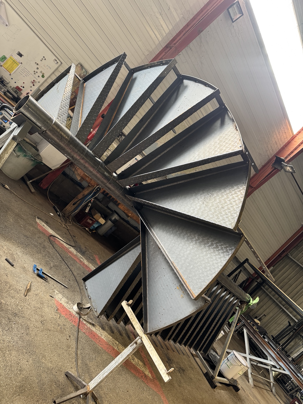 Escalier hélicoïdal en cours de fabrication dans l'atelier LTS