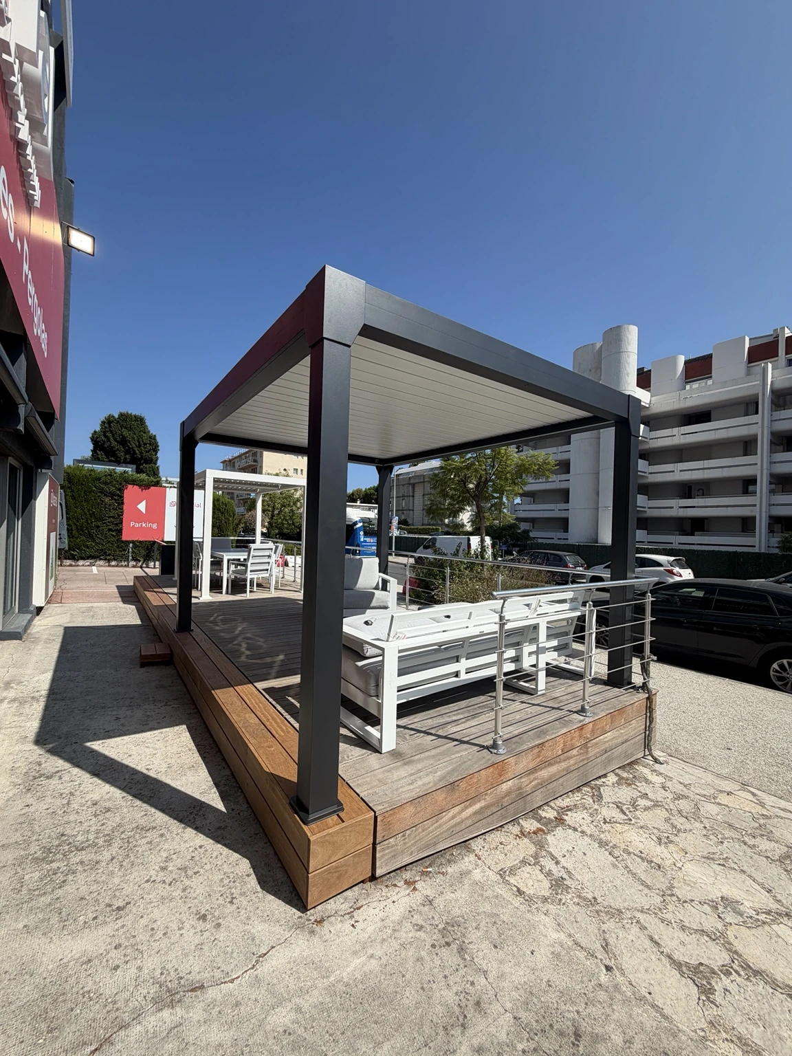 Pergola bioclimatique installée sur une terrasse