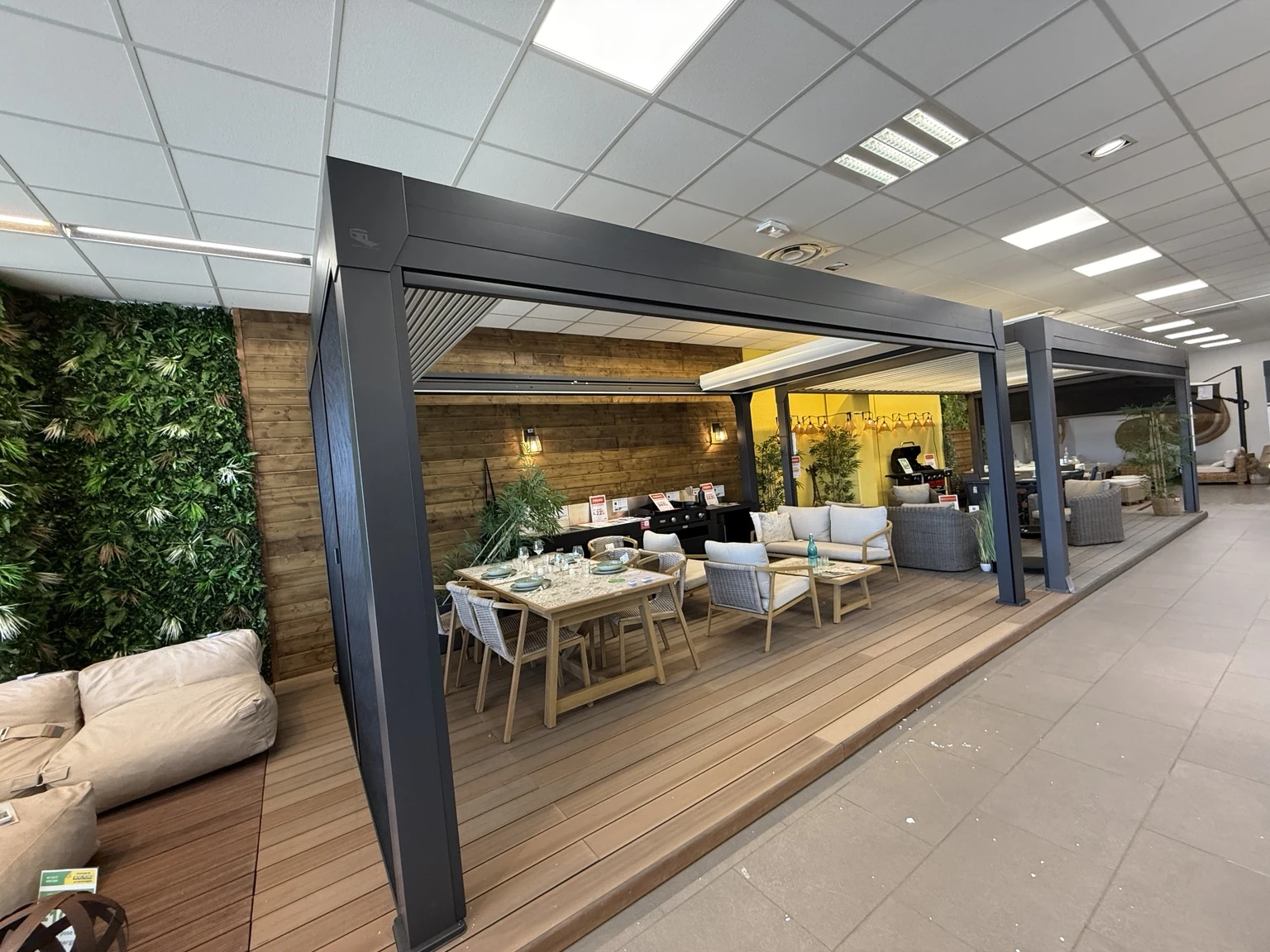 Pergola bioclimatique présentée en showroom