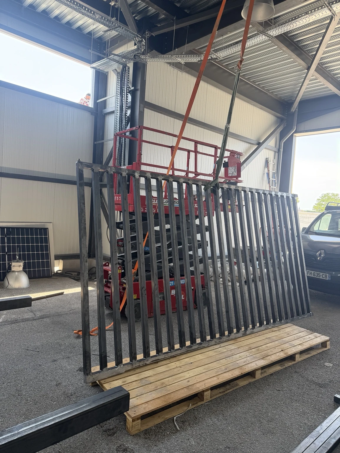 Portail métallique en cours de fabrication dans l’atelier LTS