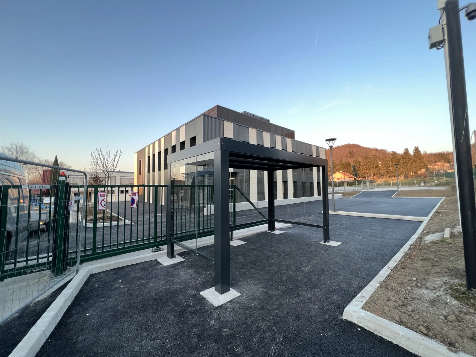 Abri contemporain métallique installé