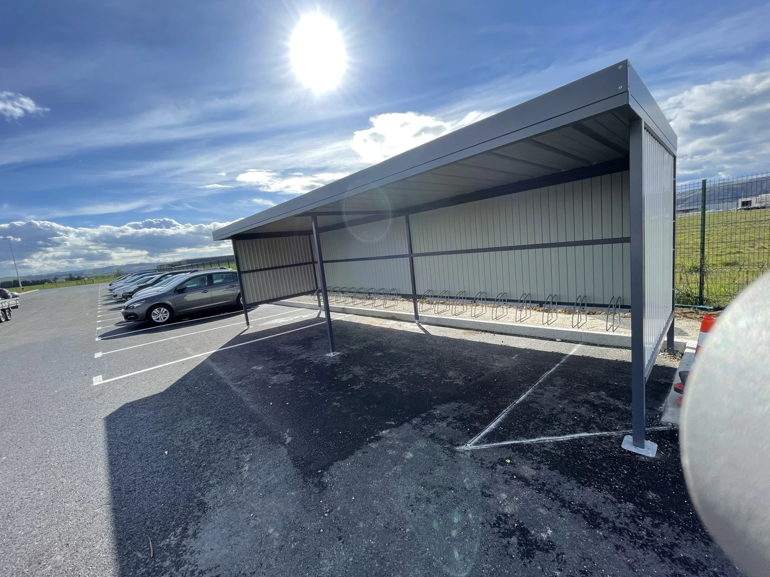 Grand abri métallique installé sur parking