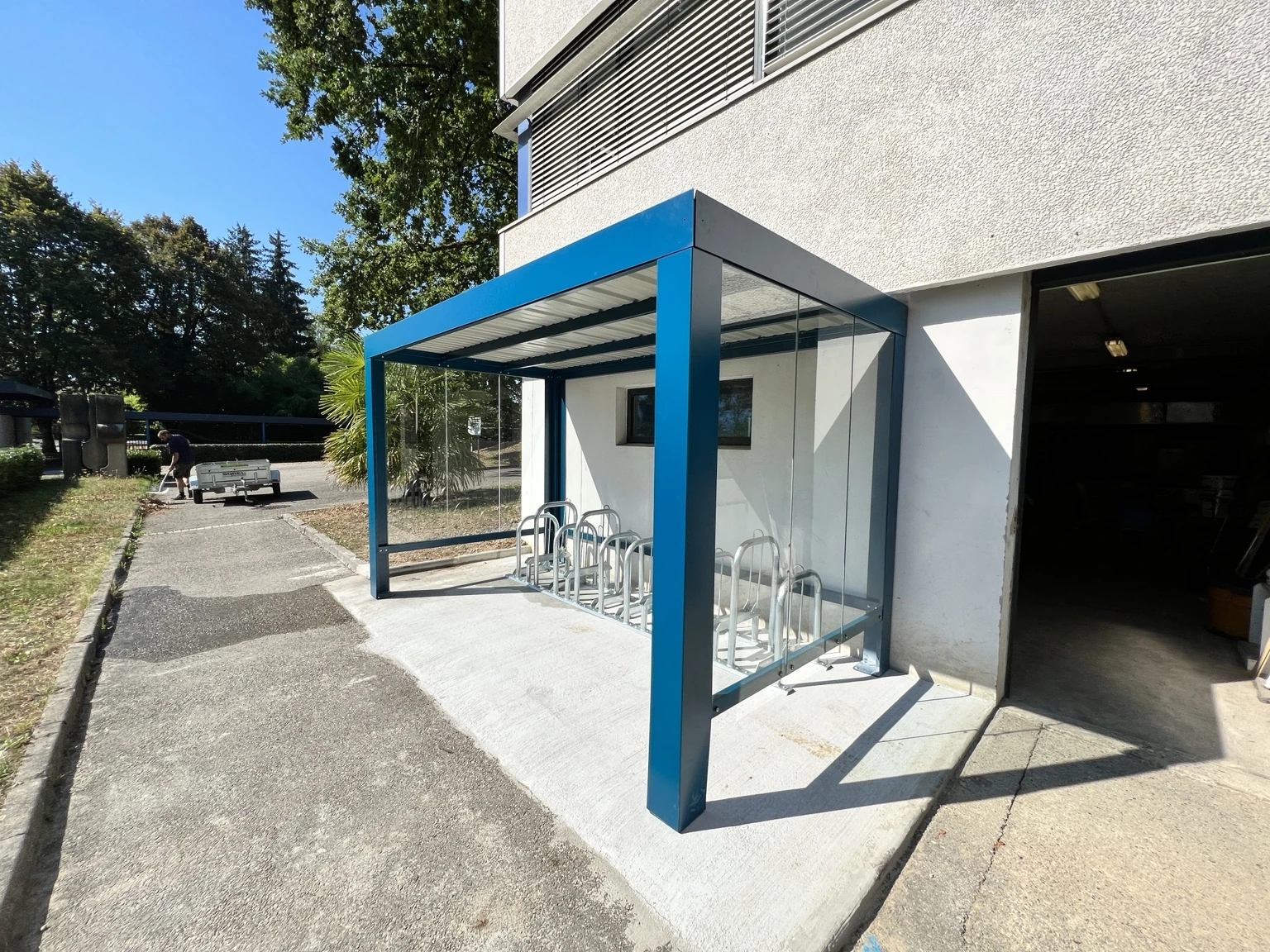 Abri vélos métallique bleu avec vitrage