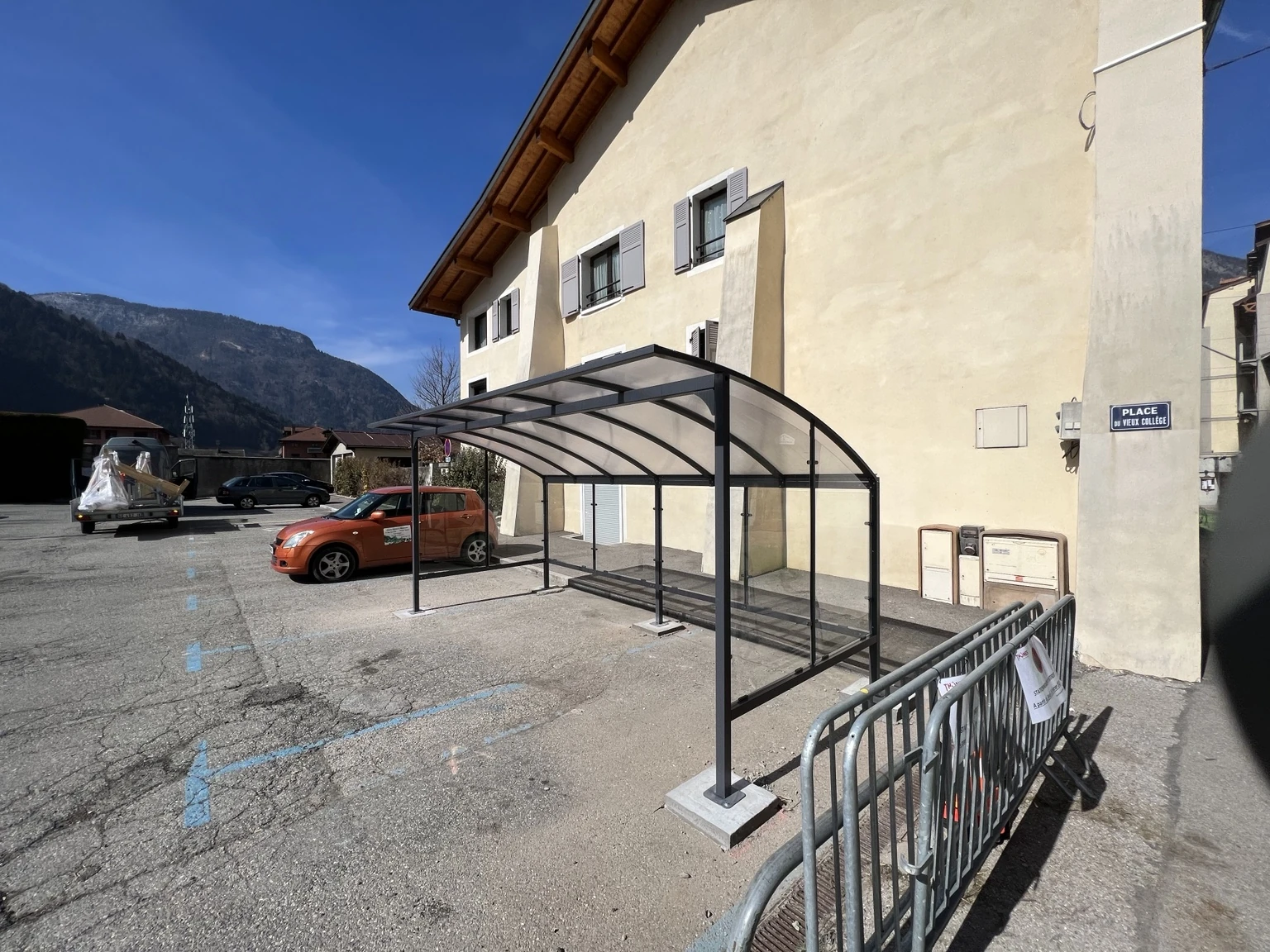 Abri métallique installé en centre-ville