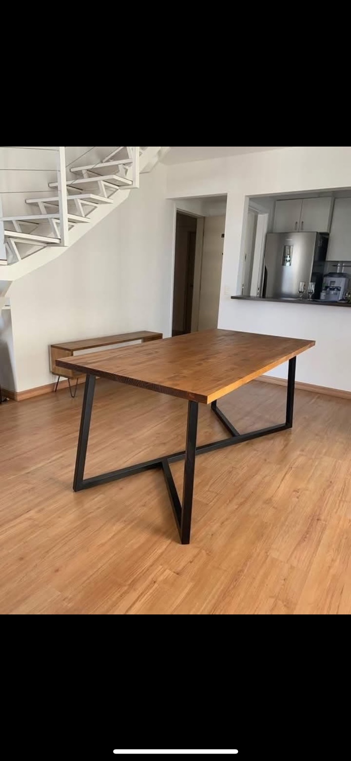 Référence de table acier et bois